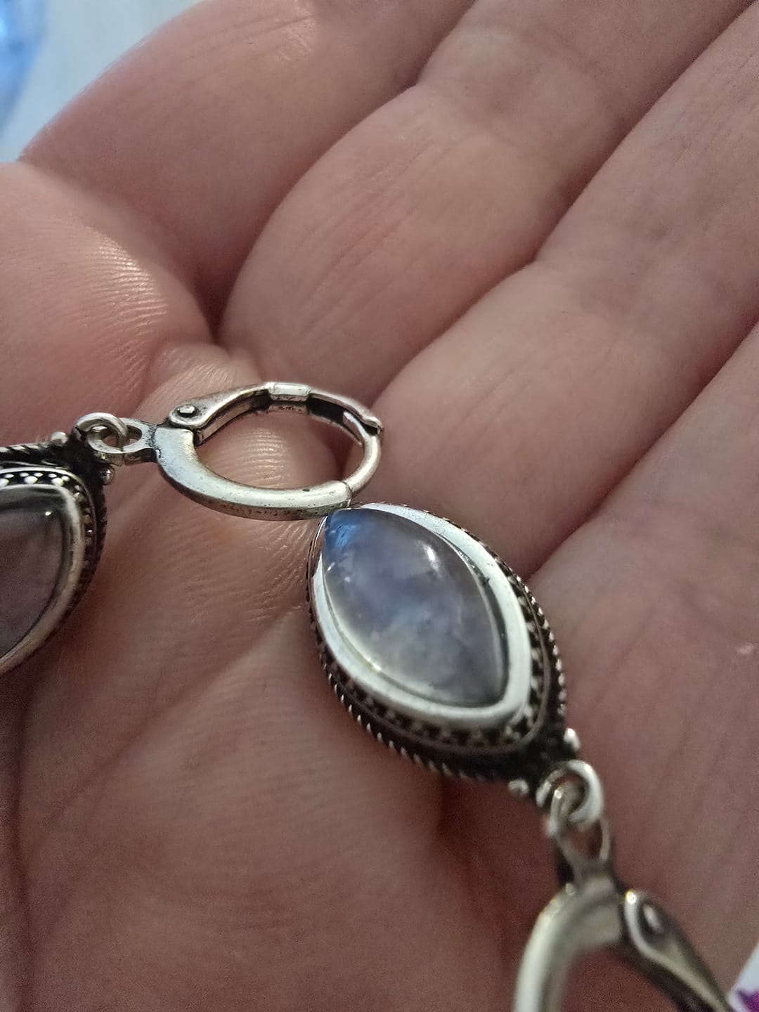 Customer photo review of Boucles d'Oreilles "Calme & Lumière" en Pierre de Lune
