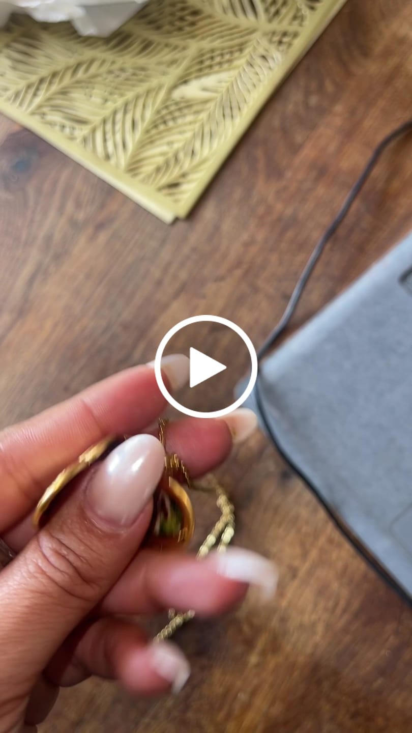Customer video review of Collana con Foto custodita nel Cuore e Dedica Personalizzata