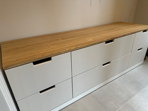 Kundens hvite kommode med Premium Bedford Oak kontaktplast på toppen.