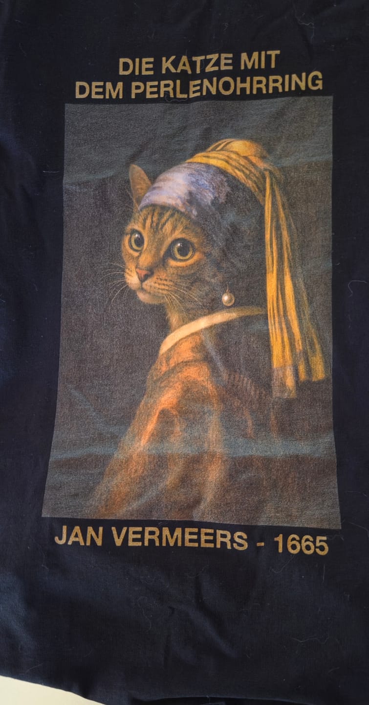 Customer photo review of Katze mit Perlenohrring - Personalisiertes T-Shirt
