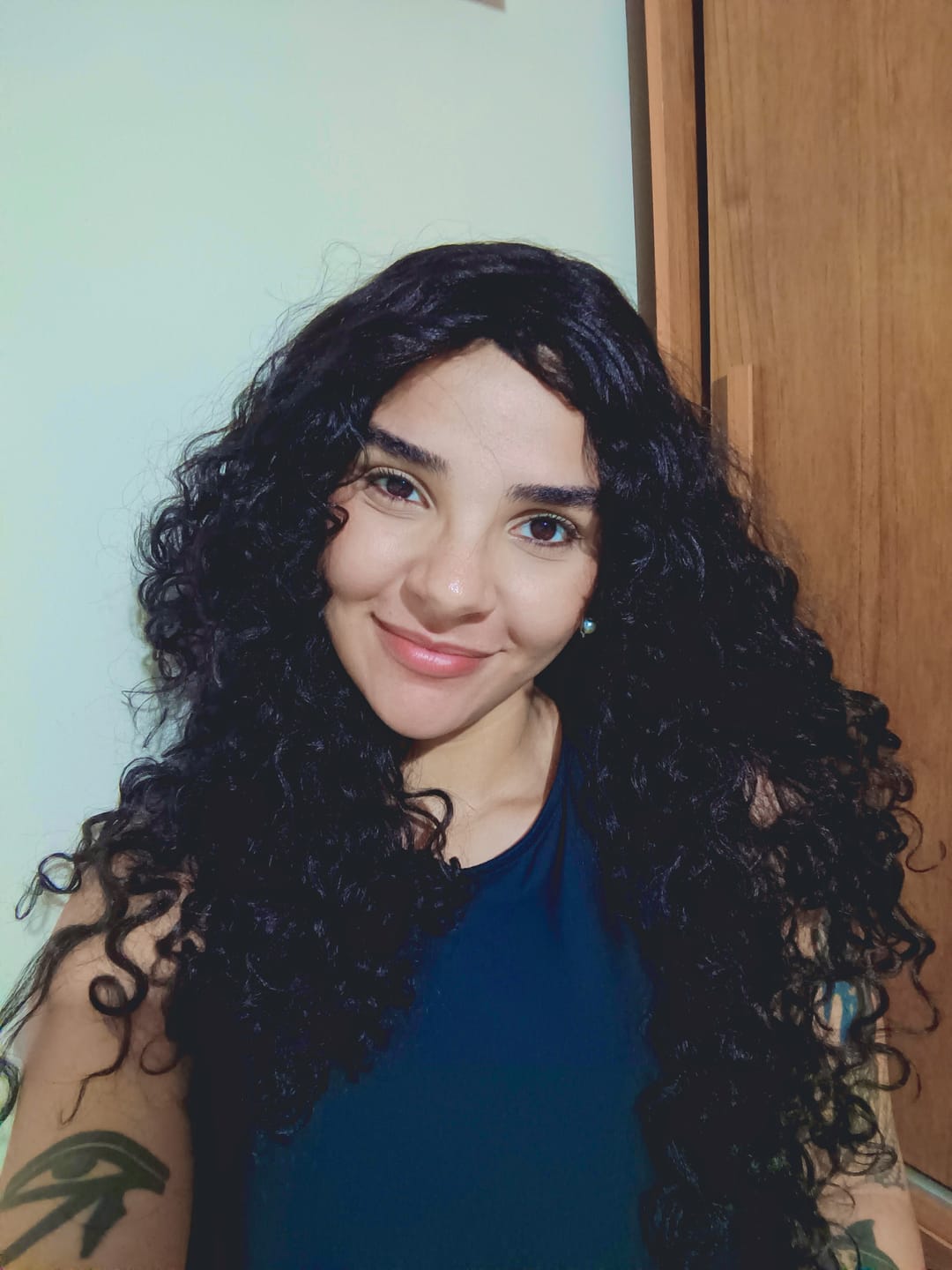 Customer photo review of Peruca Portia Castanho Escuro Cacheada
