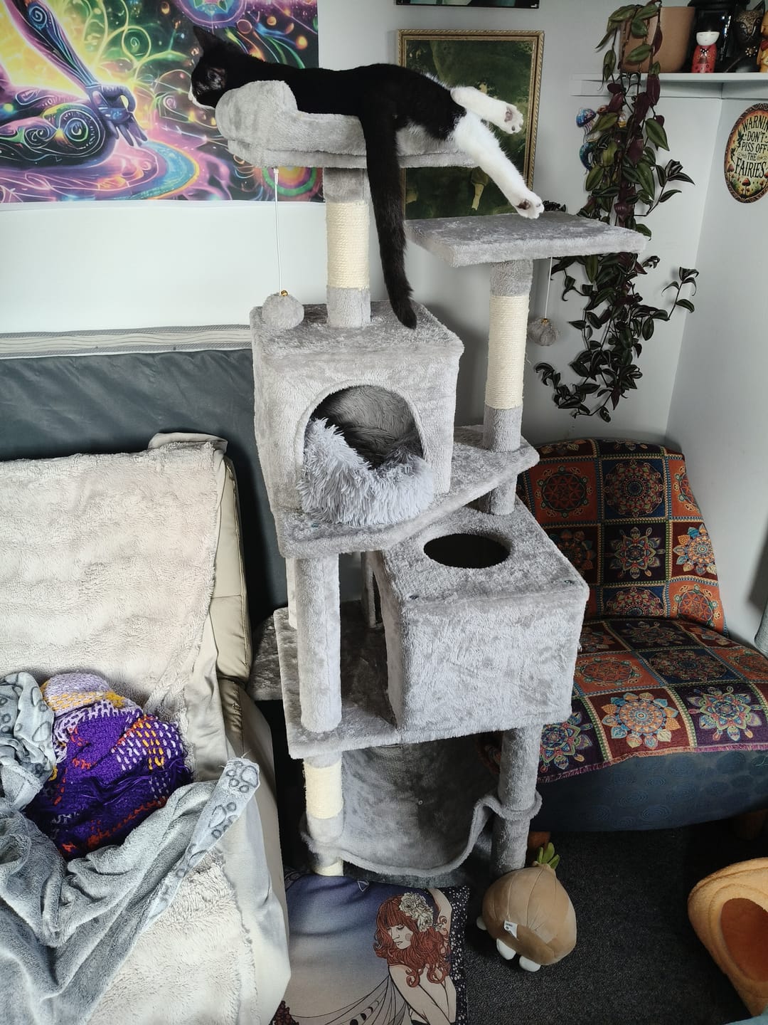 Customer photo review of Multi-Level Cat Condo 155cm with 5 Scratching Posts – Light Gray