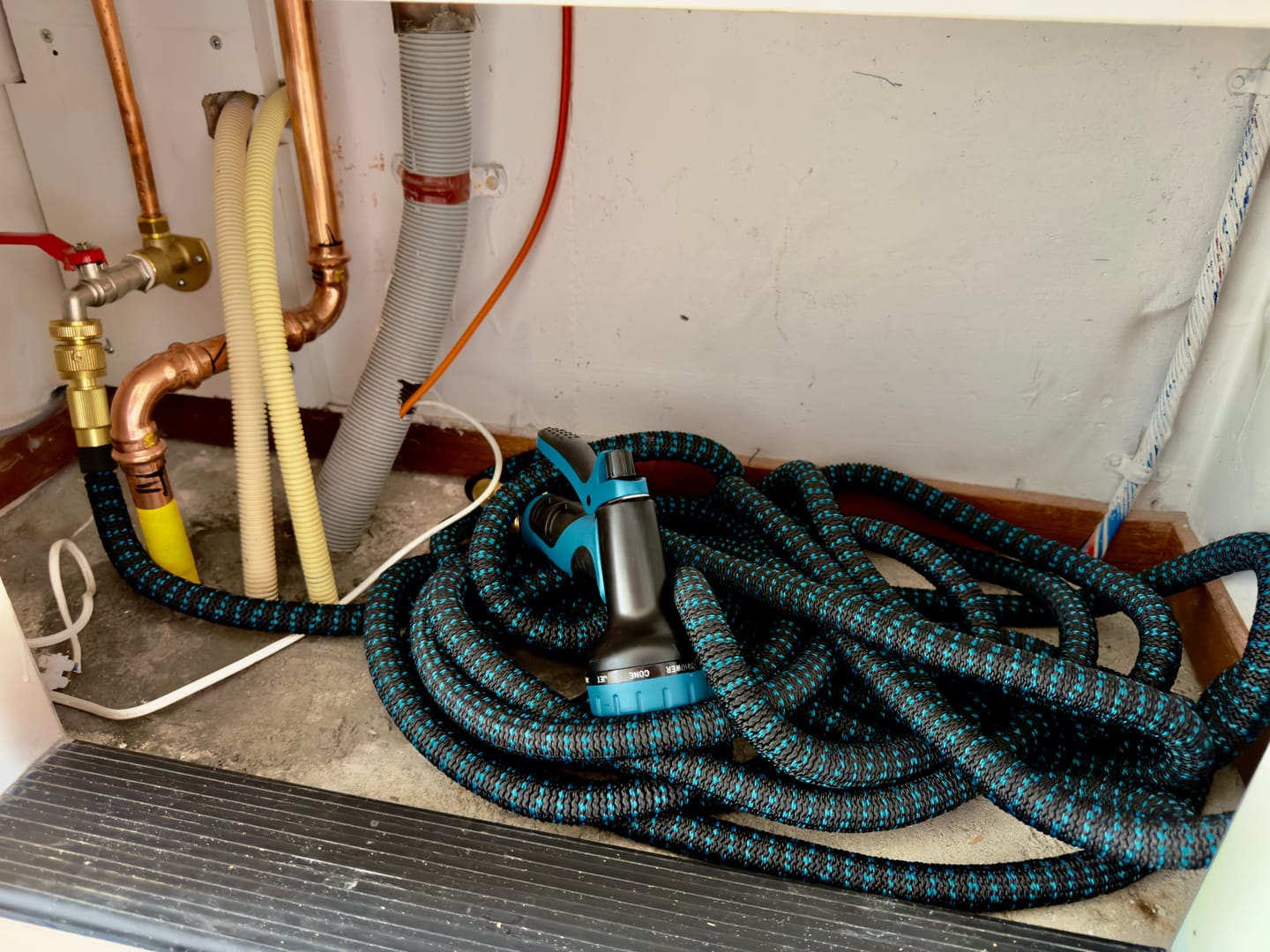 Customer photo review of Strex Flexibele Tuinslang 30M met Sproeikop - Uitrekbaar - Incl. Koppelingen, Ophanghaak & Opbergzak