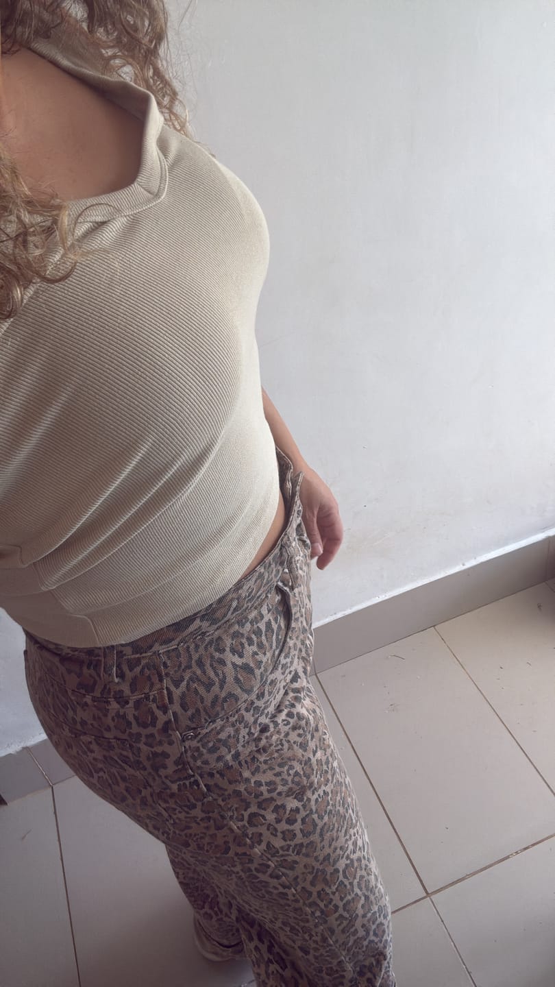 Customer photo review of JEANS WIDE LEG TIRO ALTO ADARA ANIMAL PRINT