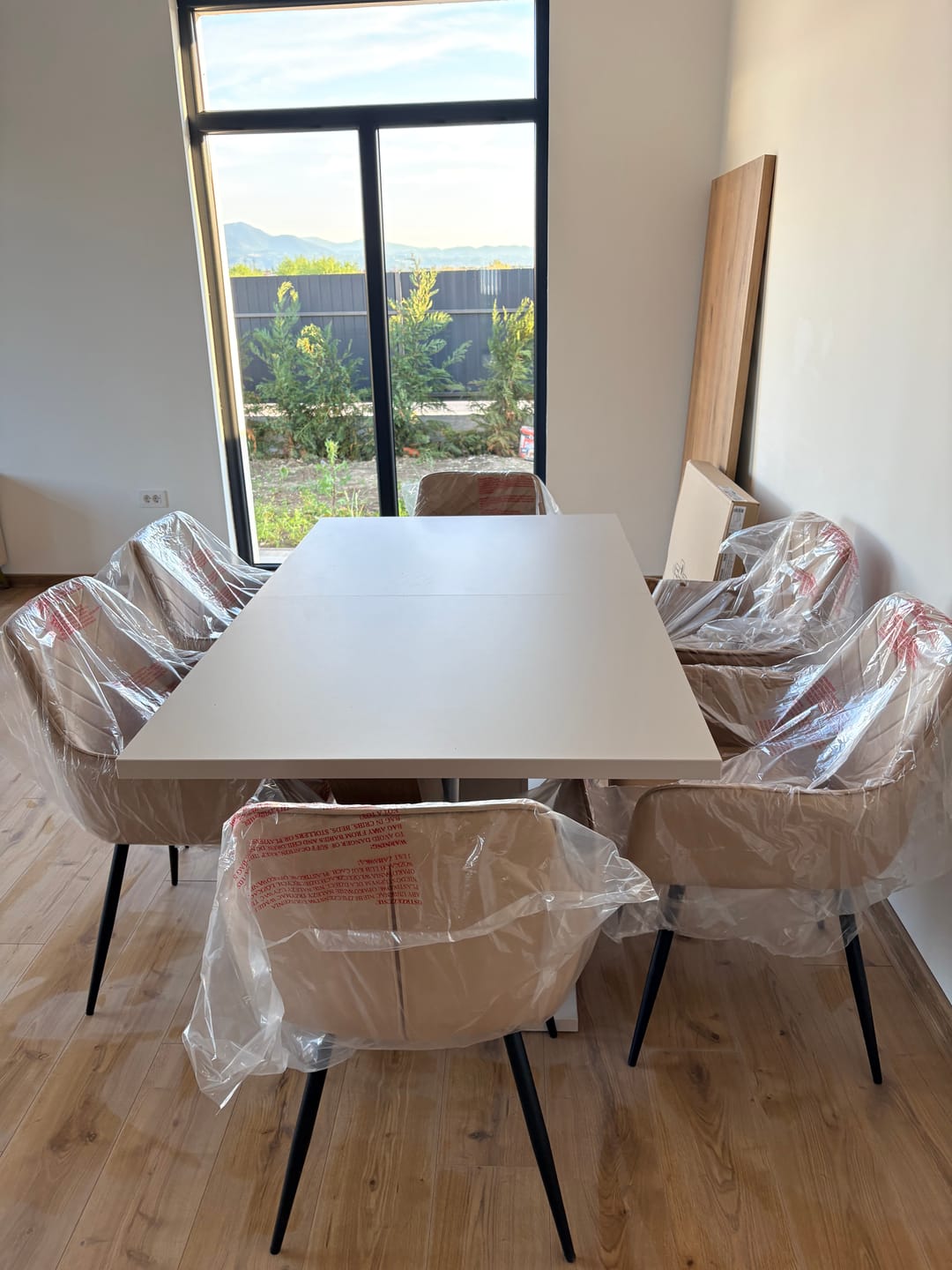 Customer photo review of Scaun de living modern FIG, bej/negru, stofa catifelata/metal, 57x47x85 cm