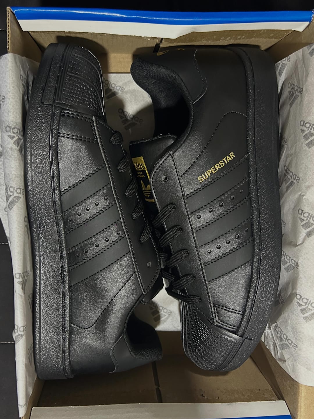 Customer photo review of Tenis Concha Negro Oro