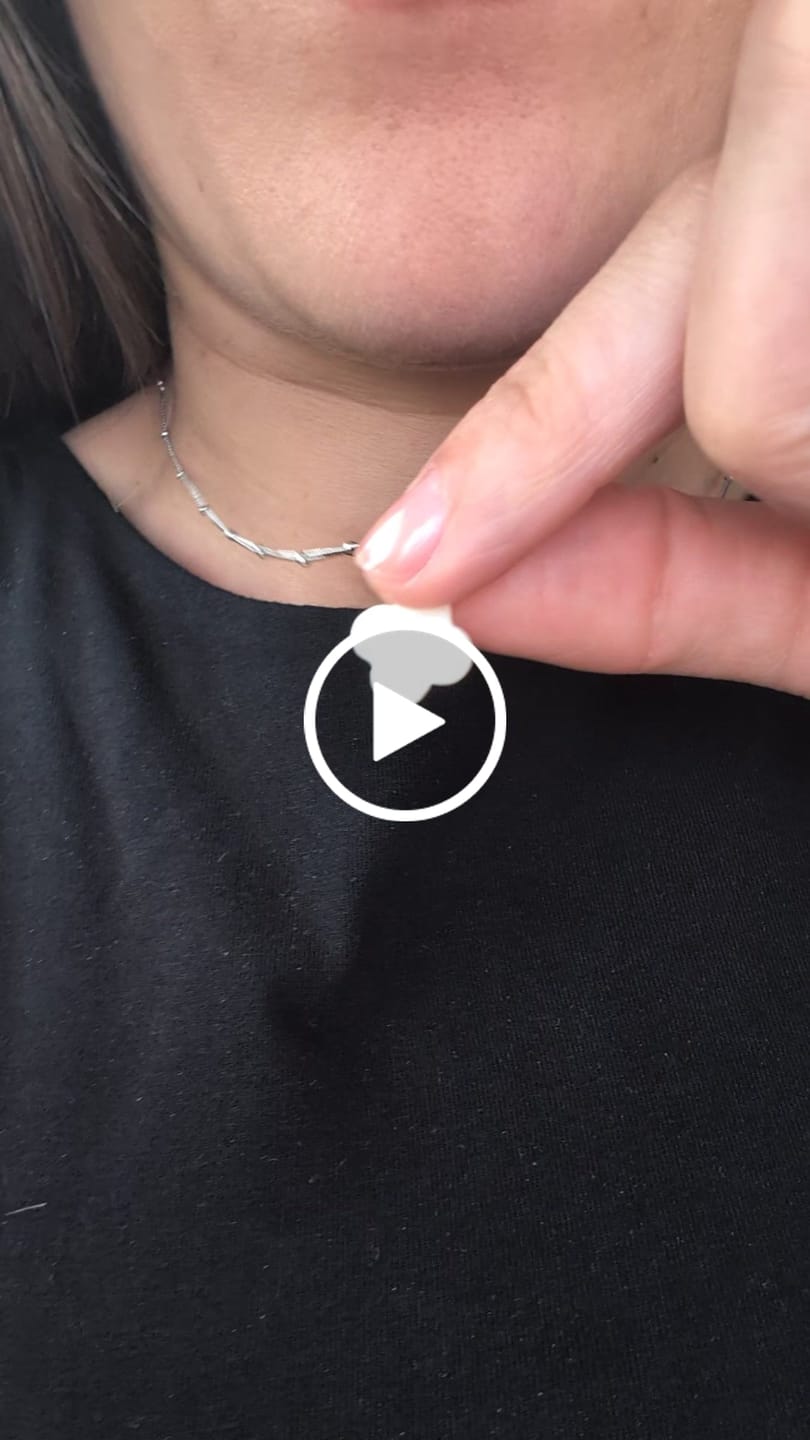 Customer video review of Collar Trébol Blanco