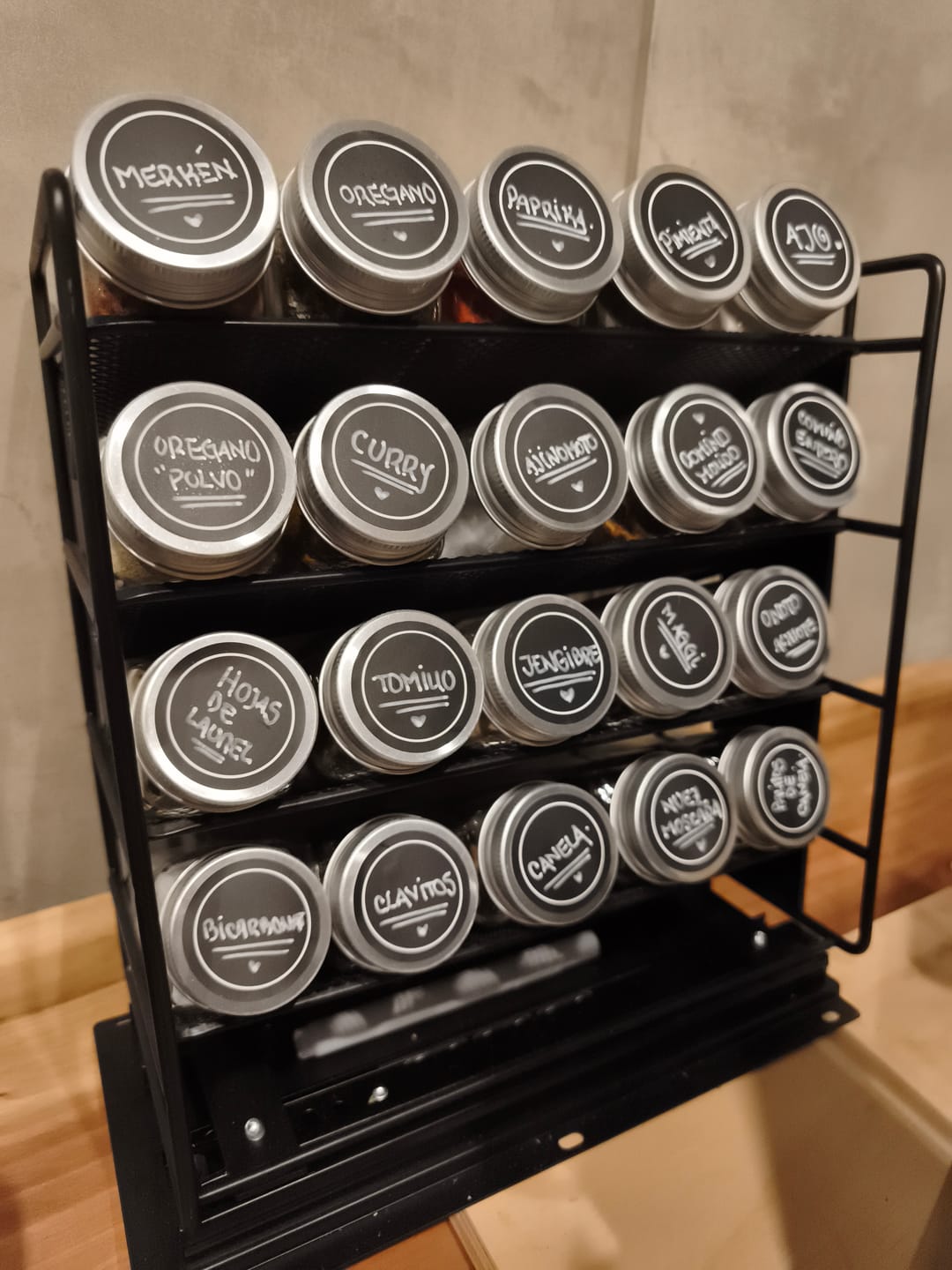 Customer photo review of 20 Condimenteros De Vidrio + Estante Desplegable Y Etiquetas Negro