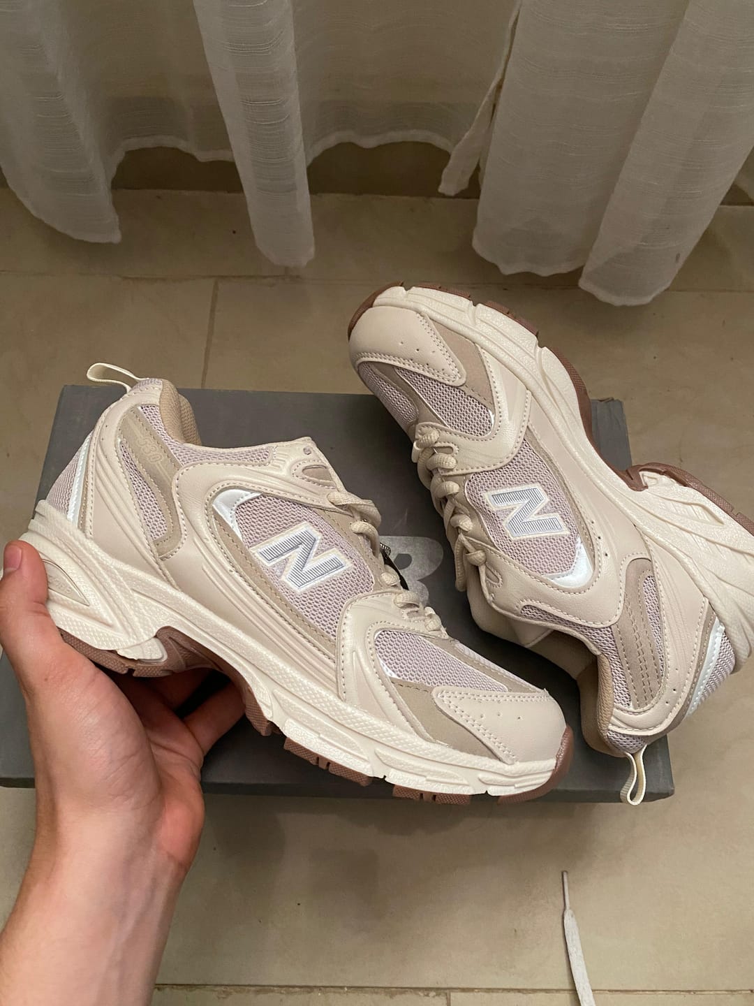 Customer photo review of Tenis New Balance 530 Crema Beige 1.1 Premium