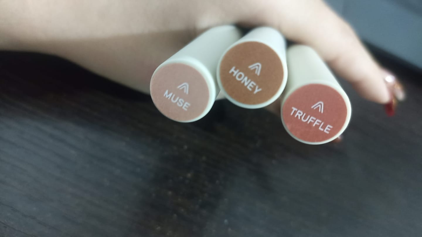 Customer photo review of SOMBRAS CREMOSAS MATE EN BARRA