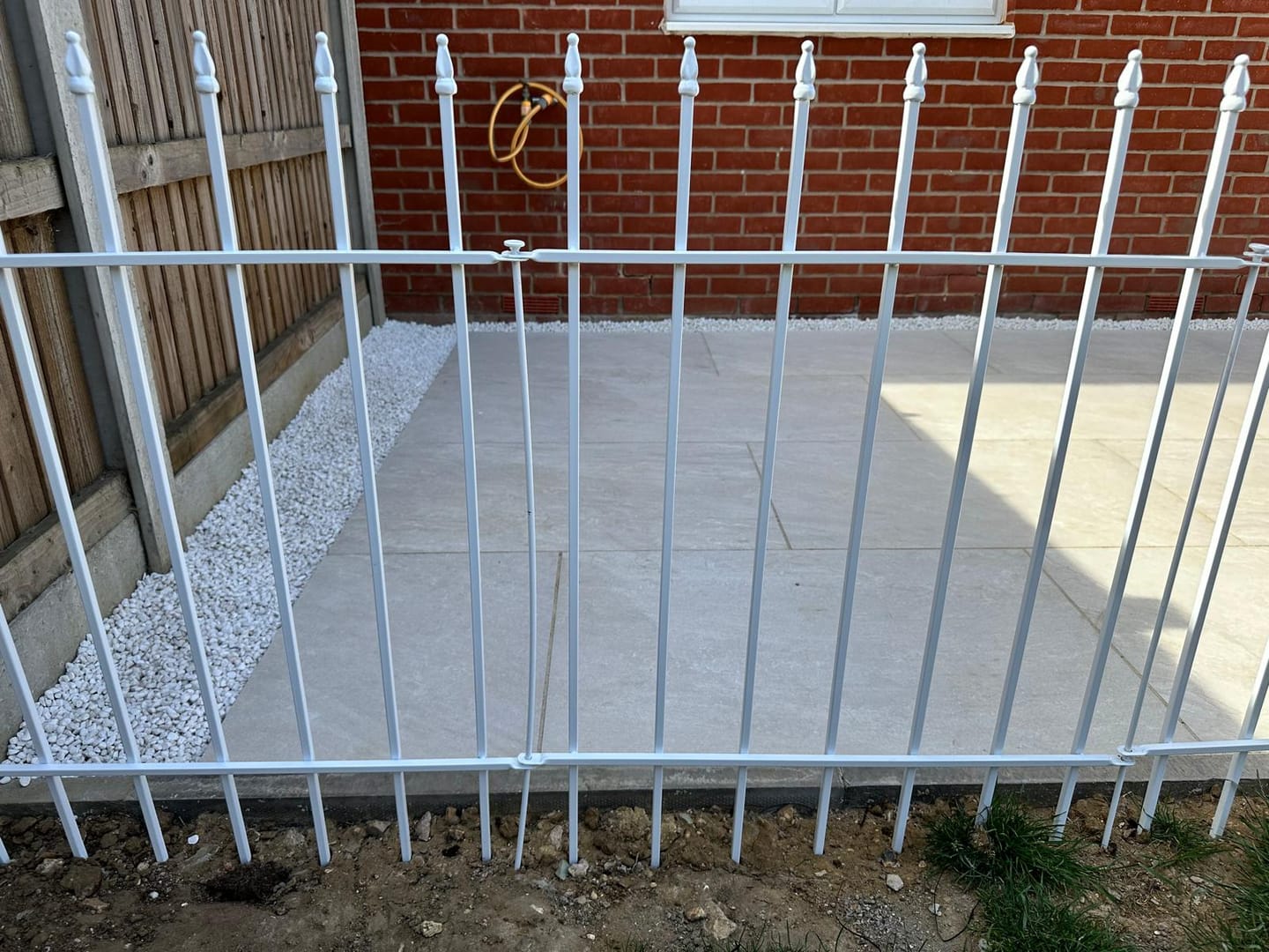 Customer photo review of Thealyn Metal Garden Fence, No-Dig Dog & Flower Bed Fence