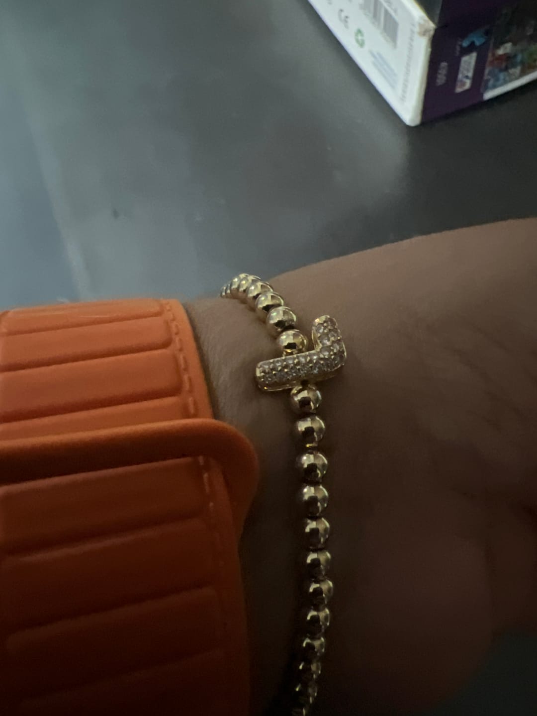 Customer photo review of Pulsera Bolitas Doradas y Perlas Con Inicial