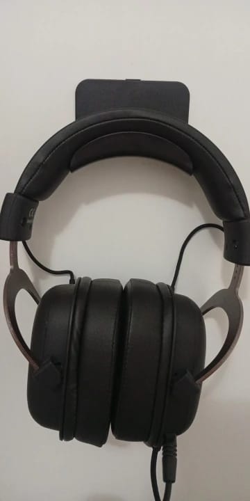 Customer photo review of Universal Headphone Stand – Under-Desk Headset Hanger