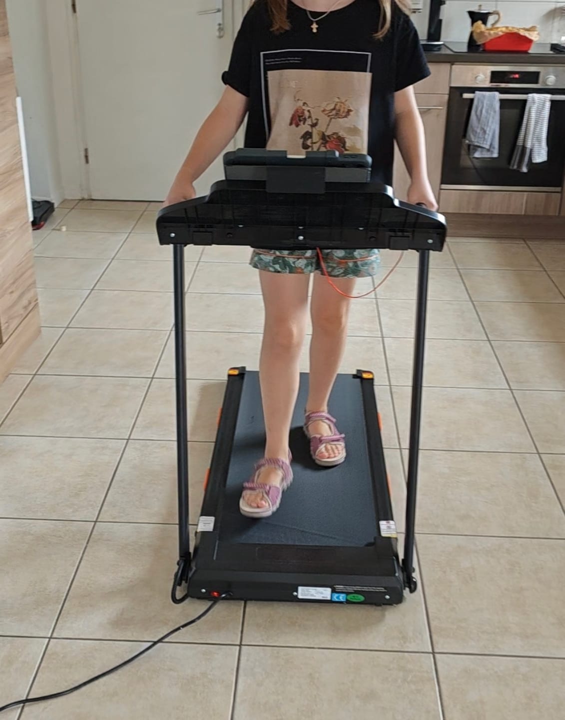 Customer photo review of Umay SF20 Foldable Treadmill with Wider Three Screen & Holder, 15% Incline & MAX 12KM/H (New Upgrade)