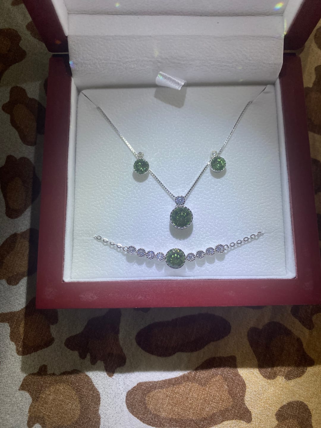 Customer photo review of 3-Piece Peridot Green Crystal Jewellery Gift Set