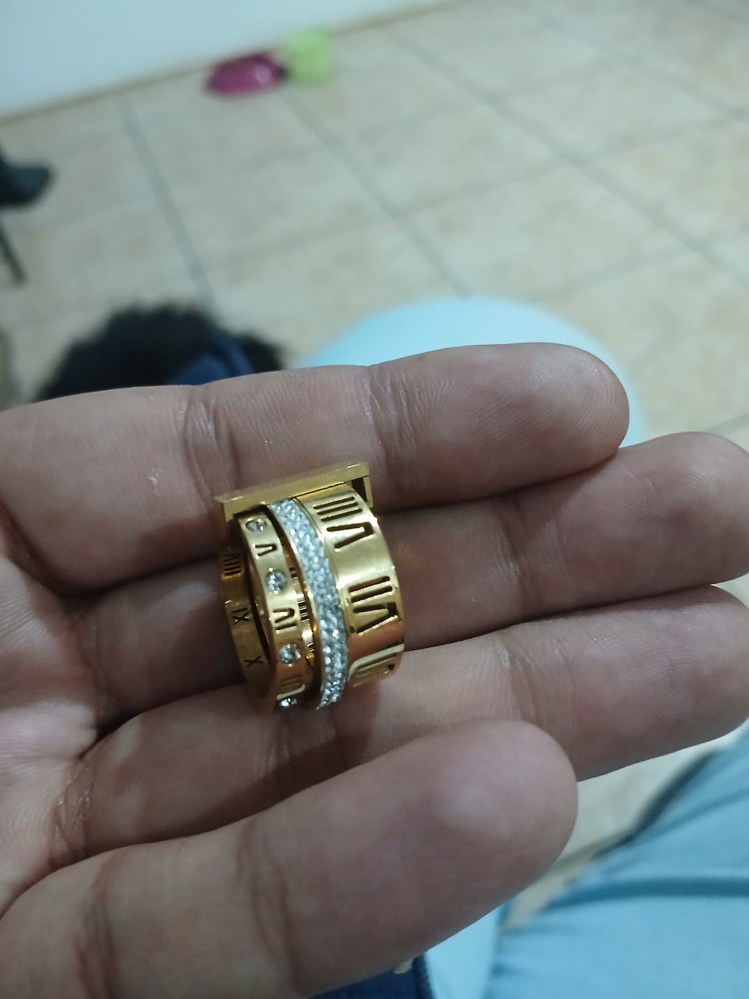 Customer photo review of Anel Aro Triplo Algarismo Romano Banhado em Ouro 18K