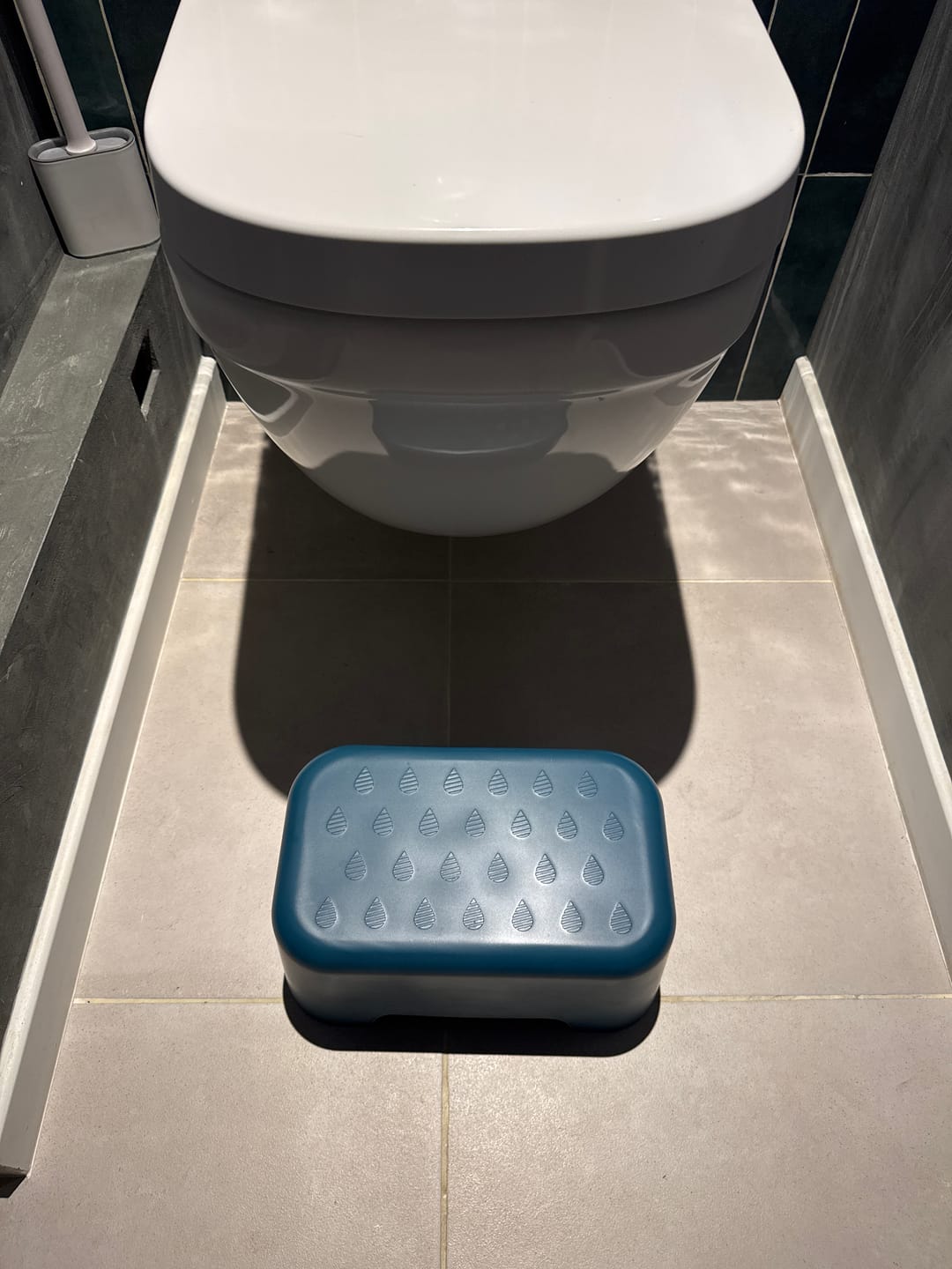 Customer photo review of Kids Step Stool - Blue Abyss