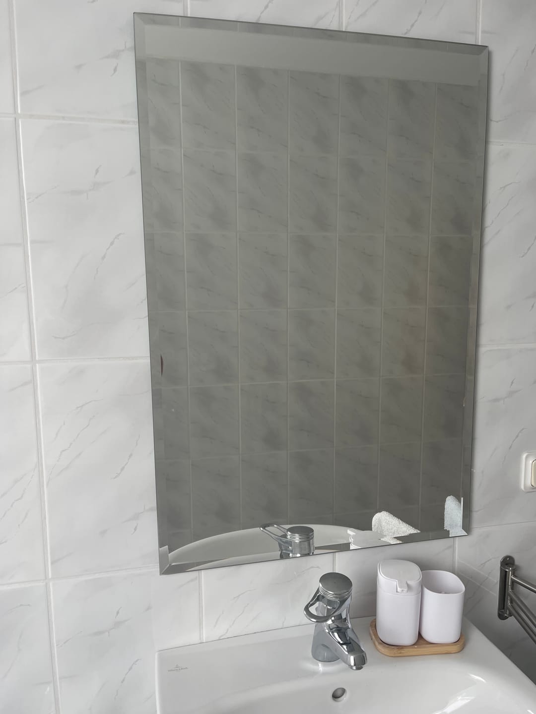 Customer photo review of Spiegel ohne Rahmen, Badspiegel & Wohnzimmerspiegel inkl. Befestigungsset, mit Facette, Eckig
