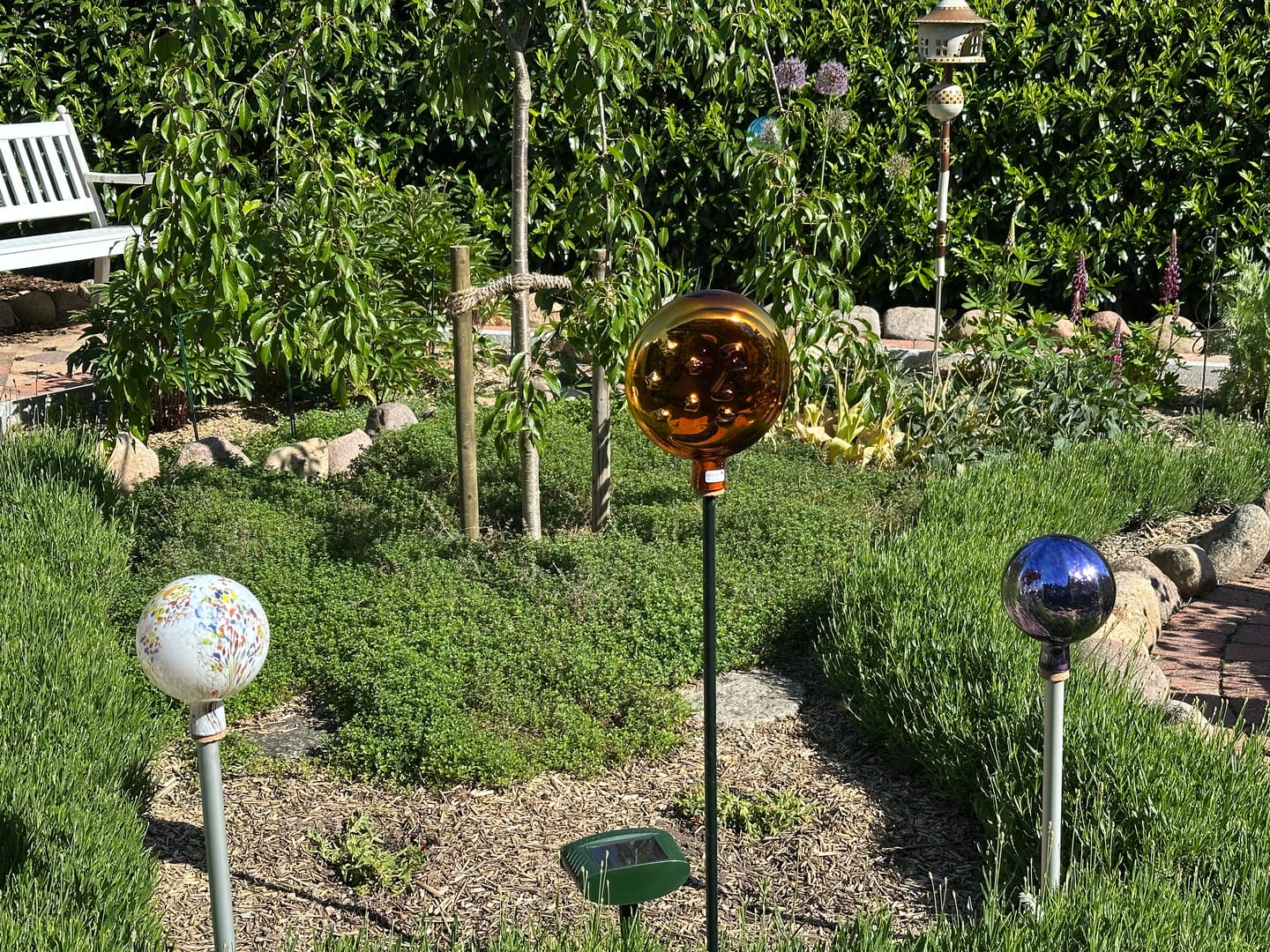 Customer photo review of Gartenkugel Weiß-Bunt getupft