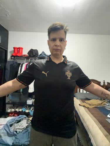 Un reseñador posa con la camiseta negra de la Selección de Portugal, que le queda ajustada al cuerpo.