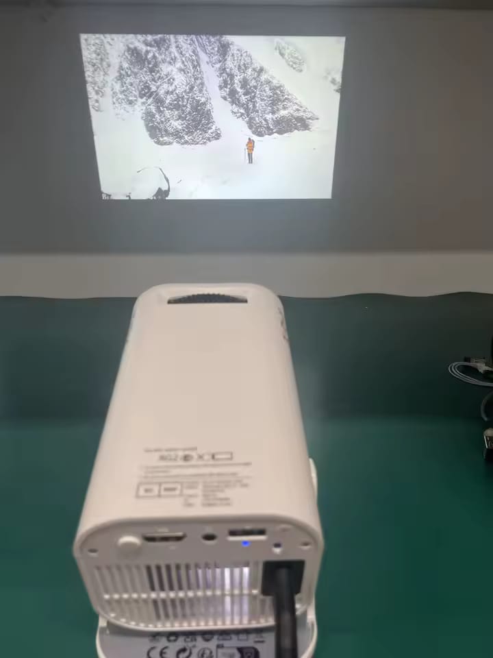 Customer photo review of 4K Smart Mini-Projektor – WiFi6 Android Heim & Outdoor