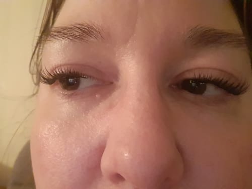 Nahaufnahme der Augen einer Kundin, die die DIY Wimpernsegmente Volume 2 für einen natürlichen, voluminösen Look trägt.