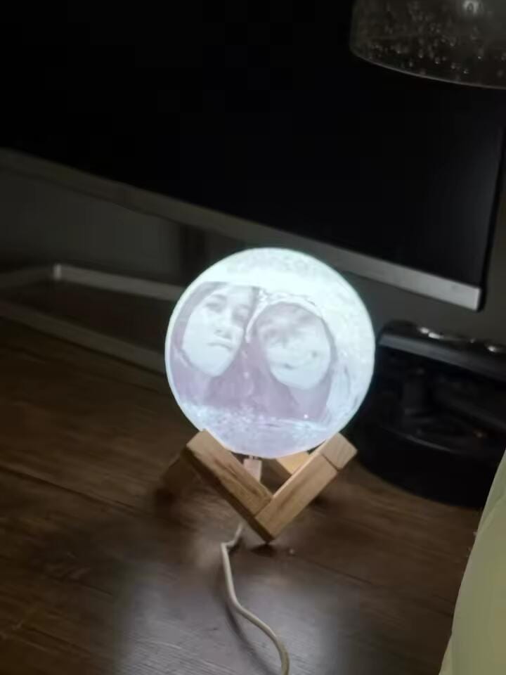 Customer photo review of Lámpara Luna 3D Personalizada