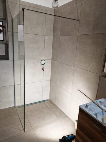 Customer photo review of SONNI Walk In/ Begehbare Dusche Duschabtrennung Duschwand Nano Klarglas Glasstärke 8mm Breite 70-120cm