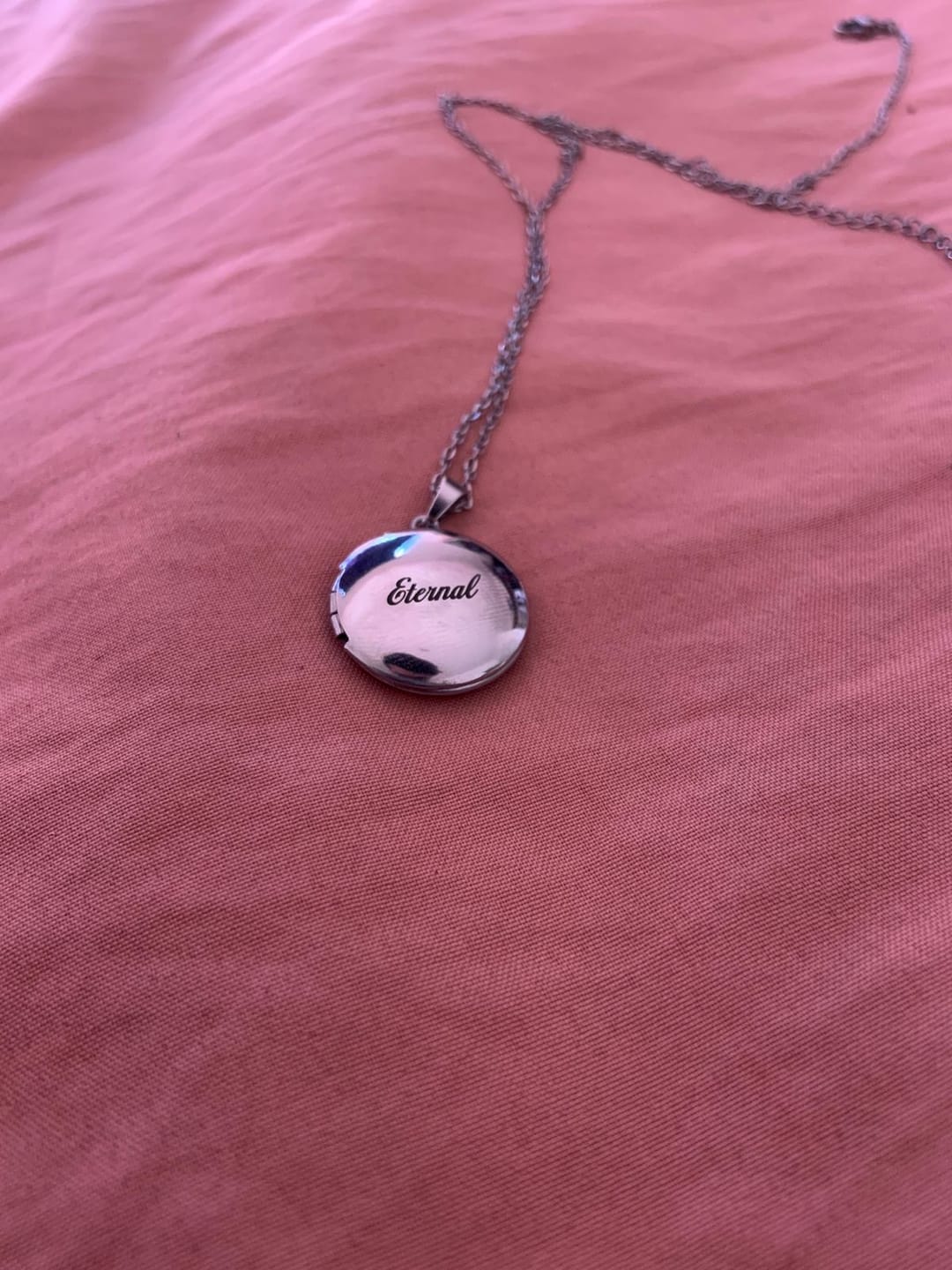 Customer photo review of Relicario Redondo Personalizado Grabado Láser