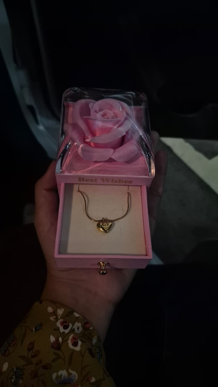 Customer photo review of Collar Minimal Heart Dorado Personalizado