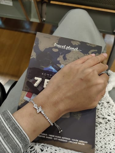 Customer photo review of Zayla Bow Bracelet