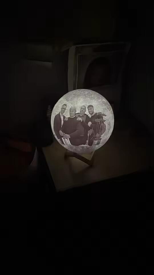 Customer photo review of Lámpara Luna 3D Personalizada