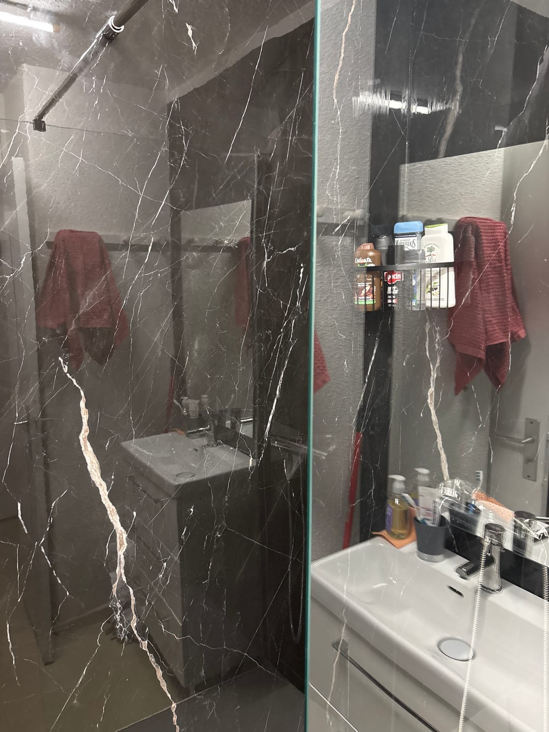 Customer photo review of Panneau Mural PVC Marbre Noir Brillant – Imperméable Douche & Salle De Bain