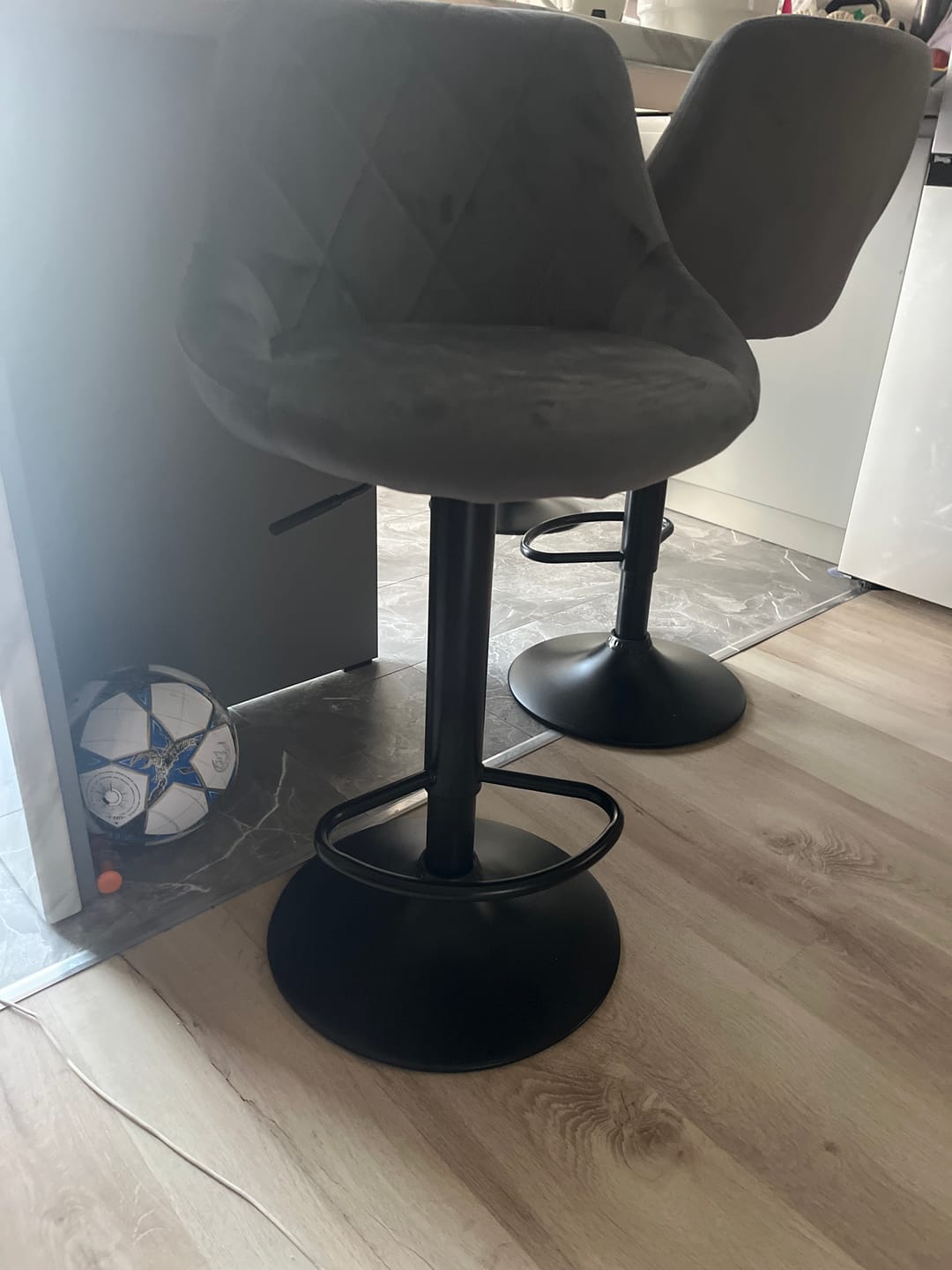 Customer photo review of Scaun de bar rotativ H101, stofa catifelata gri - Bluvel 14, 47x45x106 cm