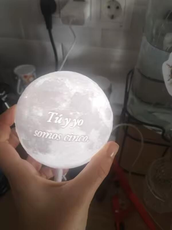 Customer photo review of Lámpara Luna 3D Personalizada