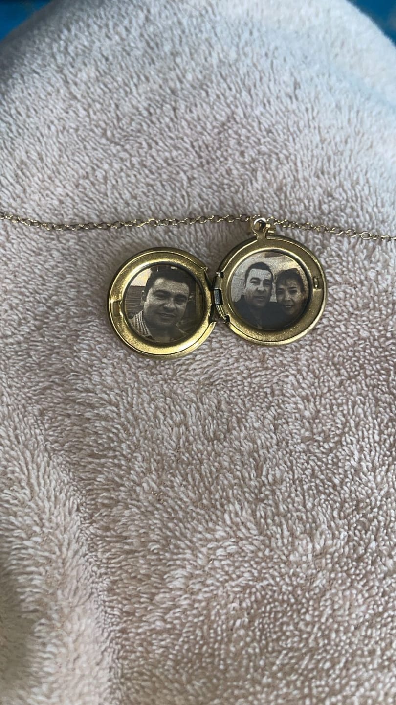 Customer photo review of Relicario Redondo Personalizado Grabado Láser