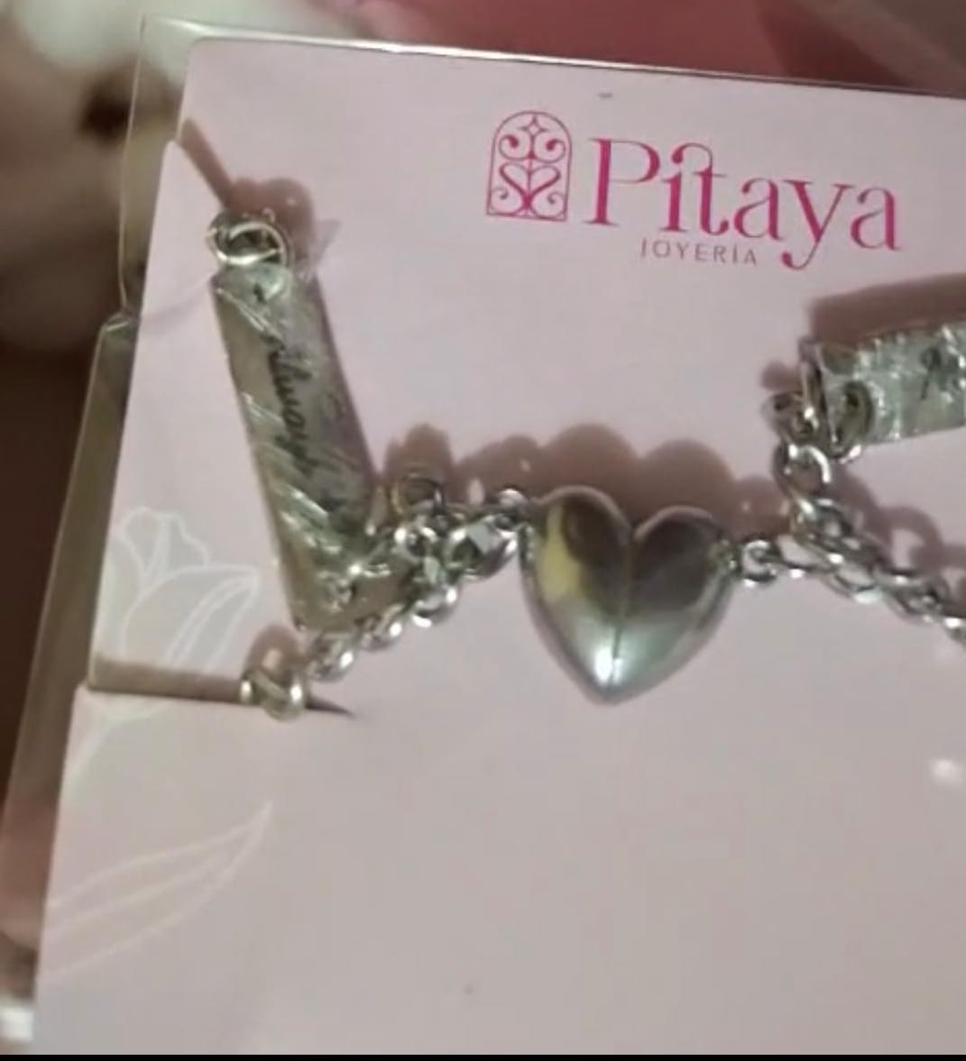 Customer photo review of Pulseras de Pareja con Imán de Corazón Personalizada