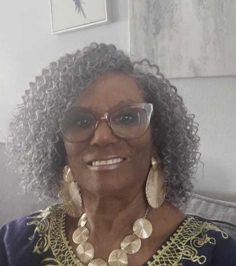 Customer photo review of Luvwin 5x5 Deep Curly Salt And Pepper Glueless Gray Color Pre-Cut Lace Bob Wig