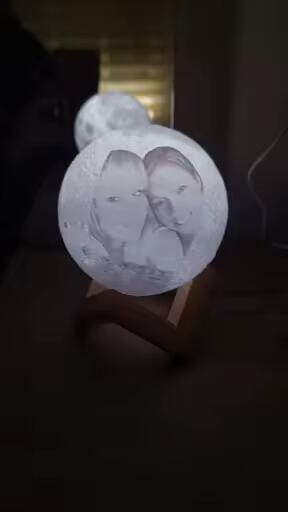 Customer photo review of Lámpara Luna 3D Personalizada