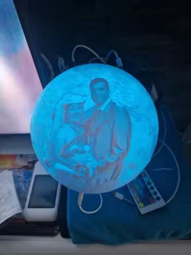 Customer photo review of Lámpara Luna 3D Personalizada