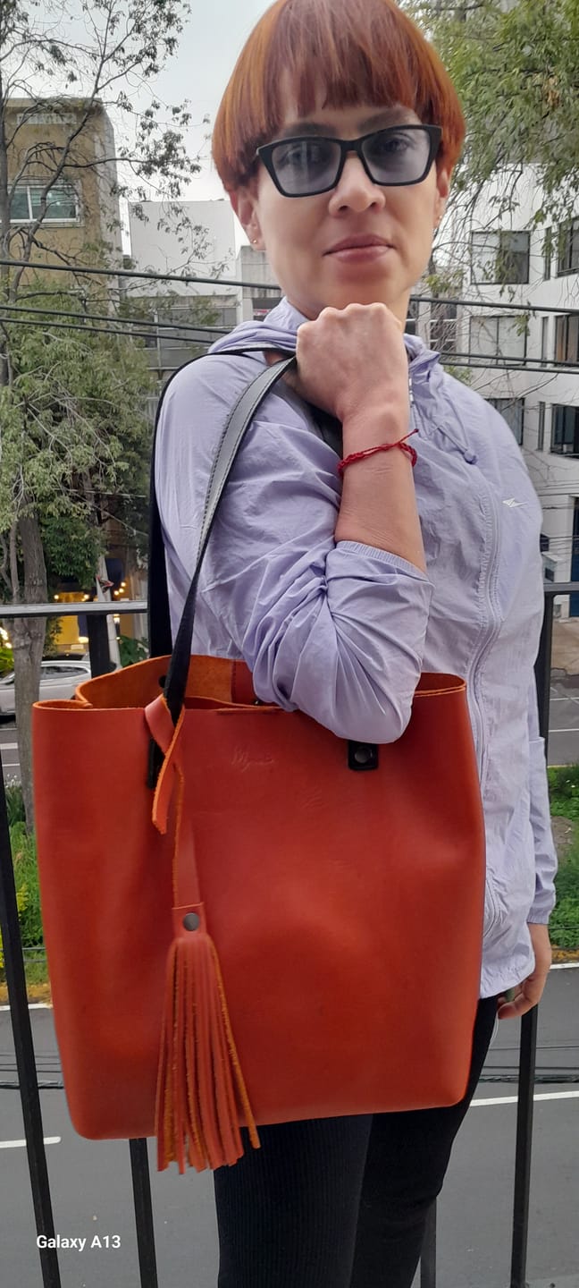 Customer photo review of Tote Cuero Praga Plus+ Doble Vista