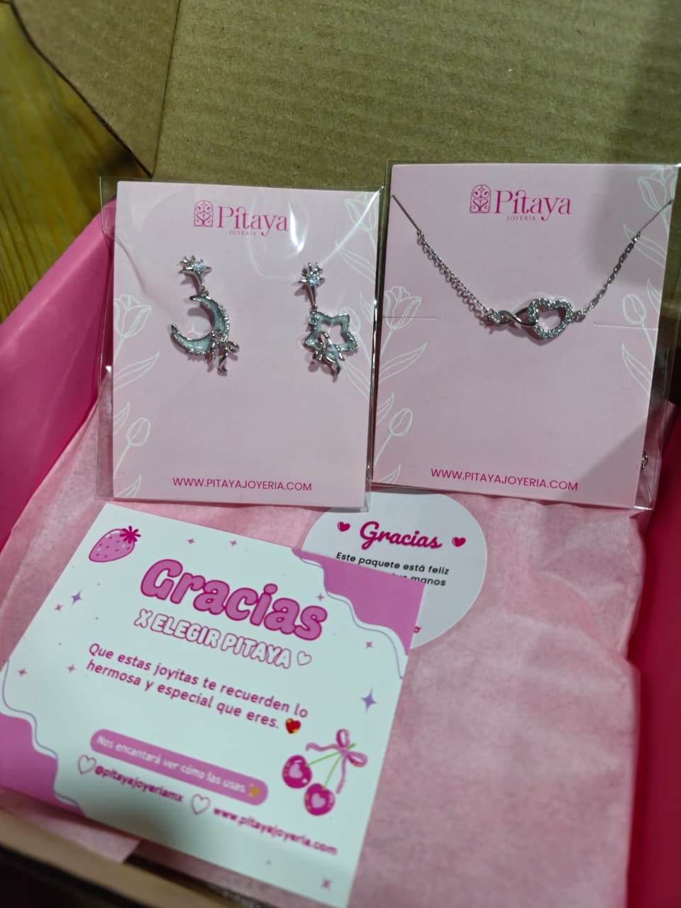 Customer photo review of Collar Amor Infinito