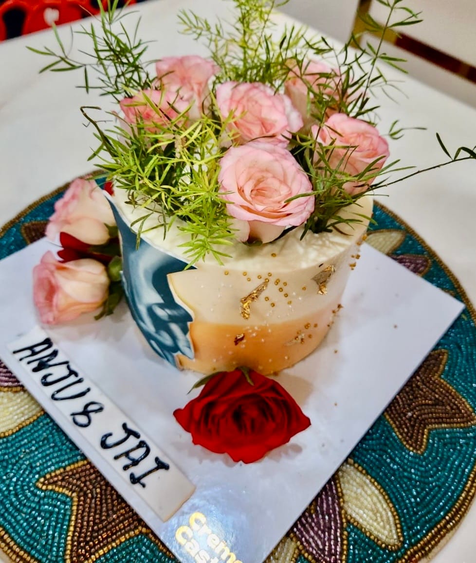 Customer photo review of Floral Hand in Hand Anniversary Cake
