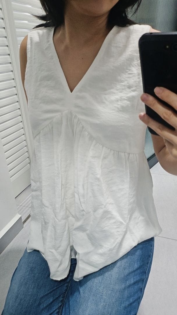 Customer photo review of V-Neck Textured Iron-Free Sleeveless Blouse