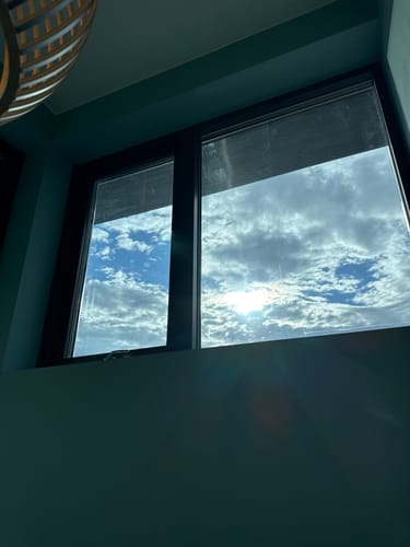 Anmelders vindu sett innenfra med Static Reflektiv vindusfolie på en solrik, skyet dag.