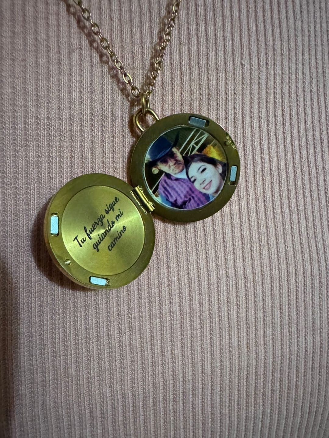 Customer photo review of Relicario Circle Nácar Personalizado Foto a Color