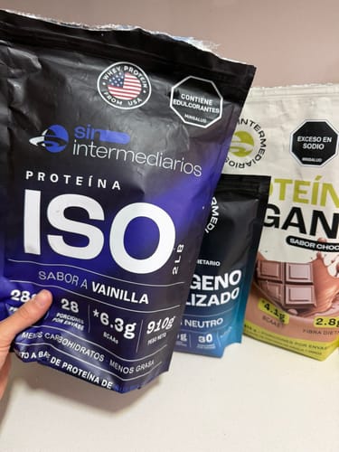 La mano de un cliente sostiene la bolsa de Proteína Aislada ISO sabor Vainilla.