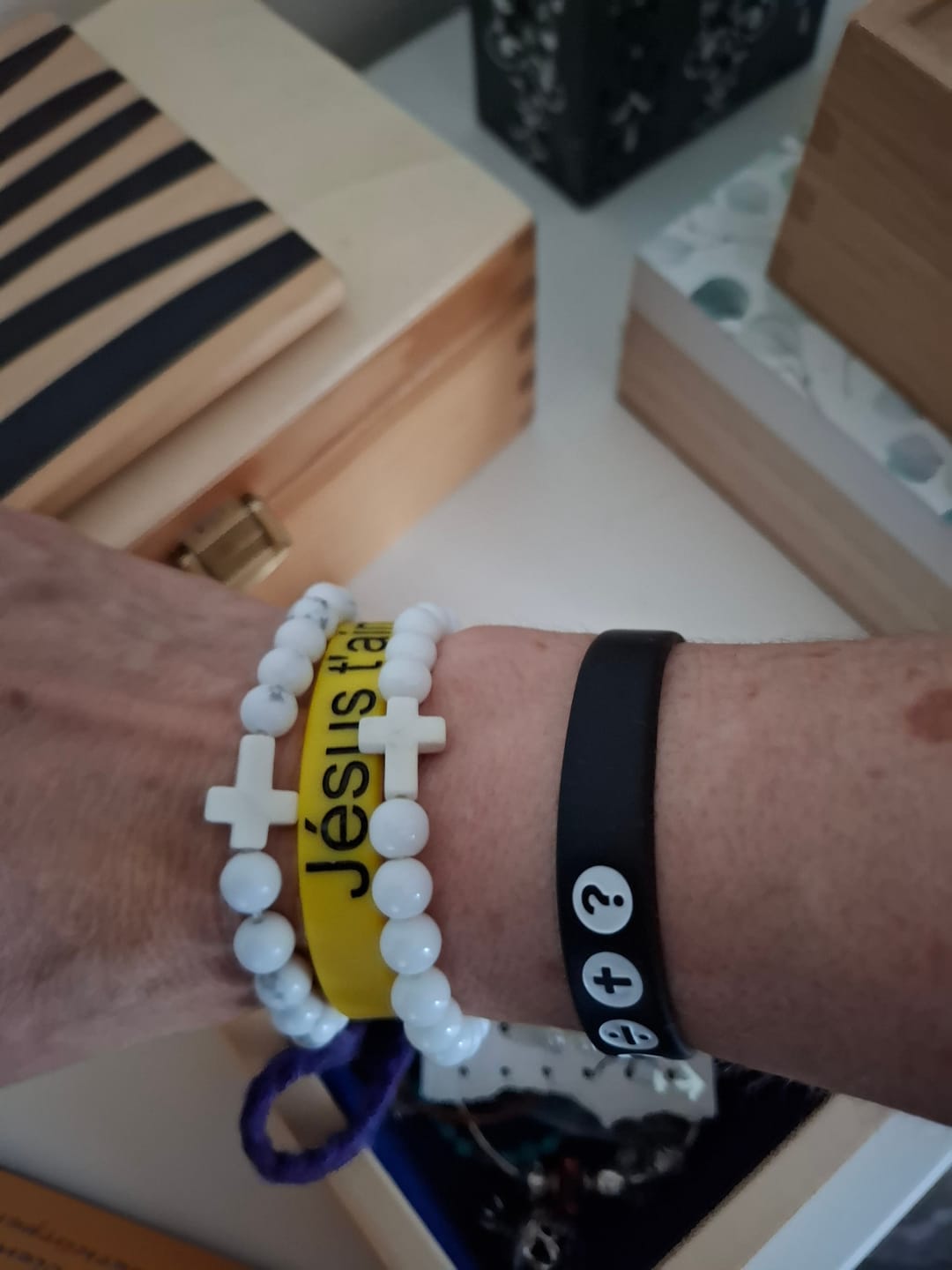 Customer photo review of Surprise Kreuz Perlenarmband