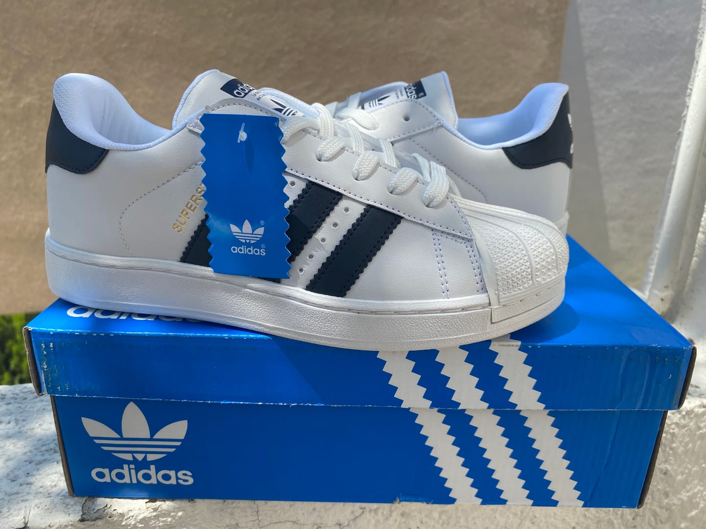 Customer photo review of Tenis Concha Blanco Marino