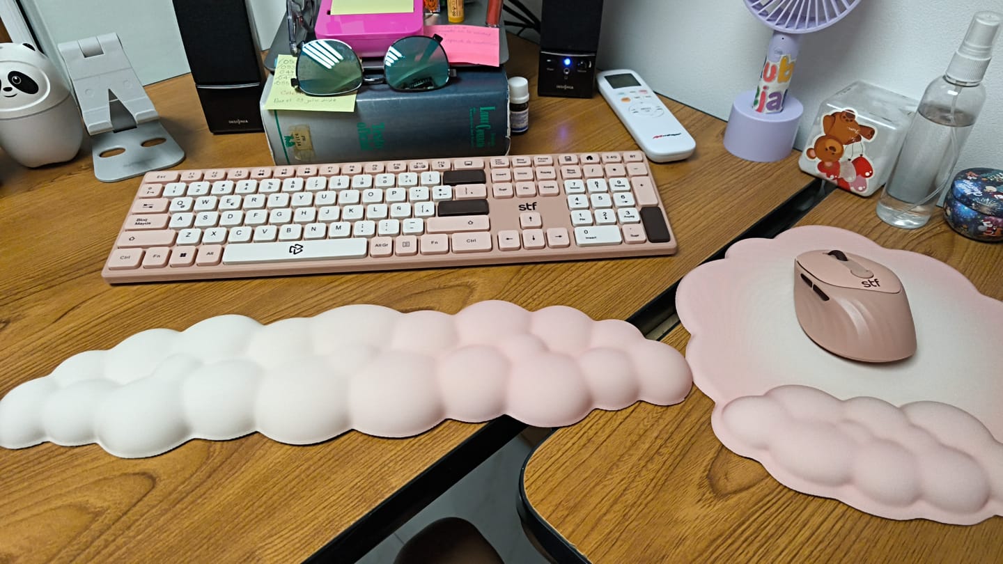 Customer photo review of Kit VIVA STF Teclado inalámbrico + Reposa muñecas Para computadora rosa